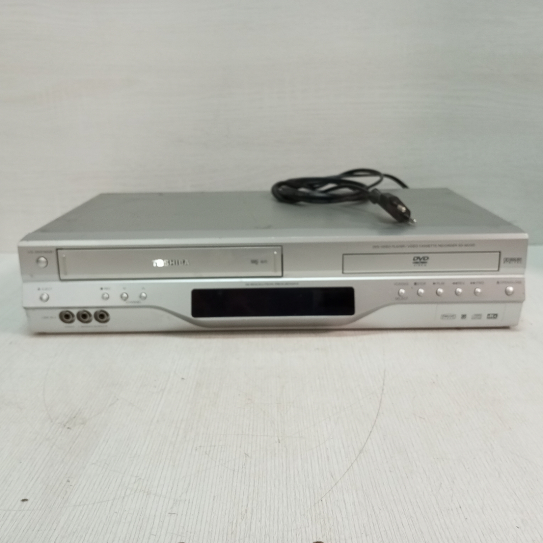 Видеомагнитофон с DVD плеером TOSHIBA SD-36VSR, рабочий, без пульта. Картинка 1