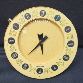 Часы настенные "Янтарь", кварцевые, скол,рабочие пластик, винтаж СССР