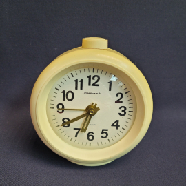 Часы-будильник "Янтарь", механические, 4 камня, рабочие, пластик. Винтаж.