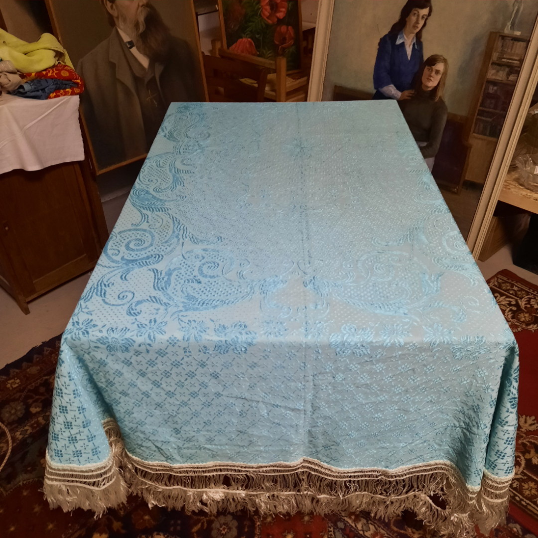 Покрывало с вышивкой гладью 145х250 см, есть дефекты бахромы. Винтаж, СССР.. Картинка 1