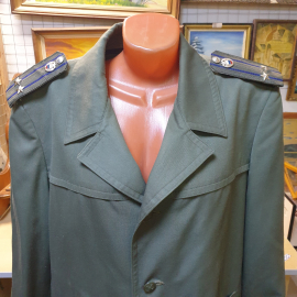Пальто - плащ форменный с погонами, длина 105 см,  пример. разм. 48-50-52. Винтаж.. Картинка 3