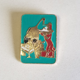 Значок СССР, лиса и журавль. Пластина, металл, яркие цвета. Коллекционный, советский, винтажный.