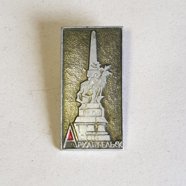Значок СССР Архангельск с памятником, северный олень, прямоугольный, эмалевый, советский, винтажный.