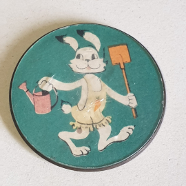Значок СССР, рисунок с зайцем, лейка и лопата, редкий, коллекционный, советский, винтажный.