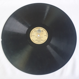 Граммофонная пластинка Die Fledermaus Увертюра, Herbert von Karajan. Антикварная. Есть скол