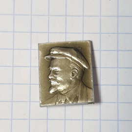 Значок СССР, портрет вождя Ленин, квадратная форма, металл, коллекционный, советский, винтажный.
