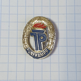 Значок СССР, факел и надпись Fünfkampf на овале, для коллекции, советский и винтажный.