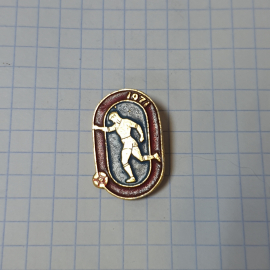 Значок СССР, футболист с мячом, 1978 год, эмблема спорта, советский, винтажный.