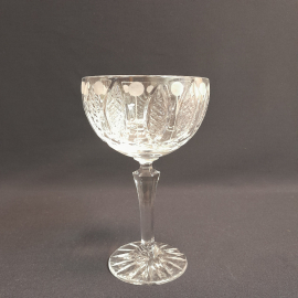 Креманка на высокой фигурной ножке 16.5 см, стекло, ручная резка, заводской дефект. Винтаж, СССР.