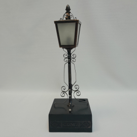 Настольный светильник "Уличный фонарь", работоспособность неизвестна, пластик, металл, высота 24 см.