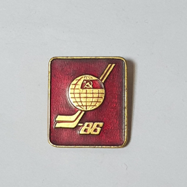 Значок СССР, хоккей, клюшка, шайба, год 1986, эмблема, красный фон, советский и винтажный.