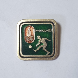 Значок СССР Олимпиада 1980. Футболист, эмблема Москва 80. Коллекционный, советский, винтажный.
