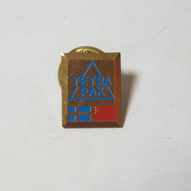 Значок СССР Tetra Pak с флагами, квадратной формы, эмаль, коллекционный. Советский, винтажный.