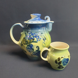 Чайник 1.5 л. с кружкой 250 мо, керамика, на крышке есть скол, ручная роспись. Винтаж, СССР.