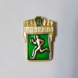 Значок СССР, бегущий спортсмен на зеленом фоне, третий разряд, советский, винтажный.