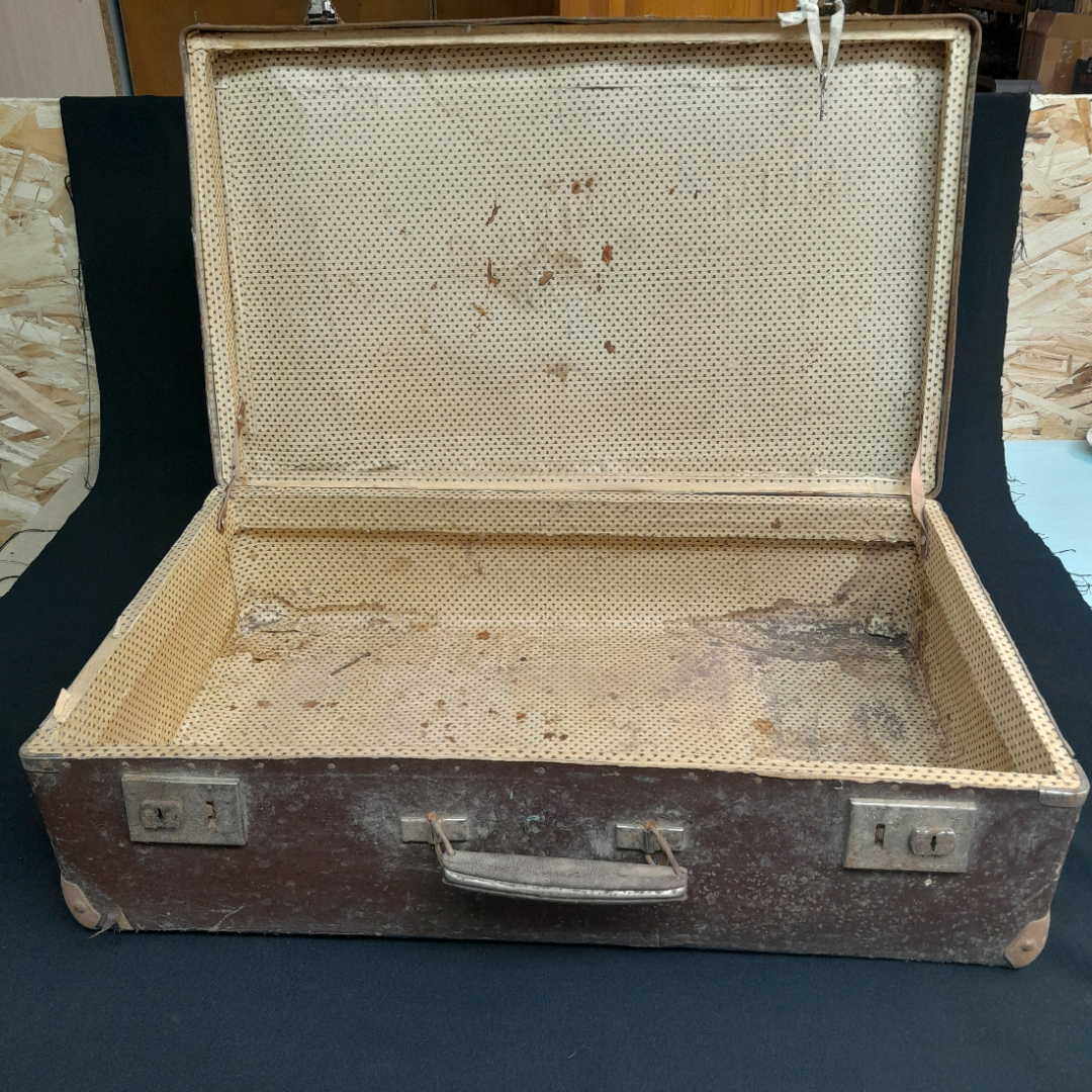 Чемодан 63х40х18 см с ключом, сост. см. фото. Винтаж, СССР.. Картинка 9