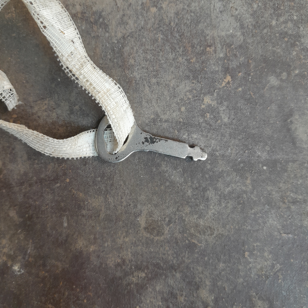 Чемодан 63х40х18 см с ключом, сост. см. фото. Винтаж, СССР.. Картинка 15