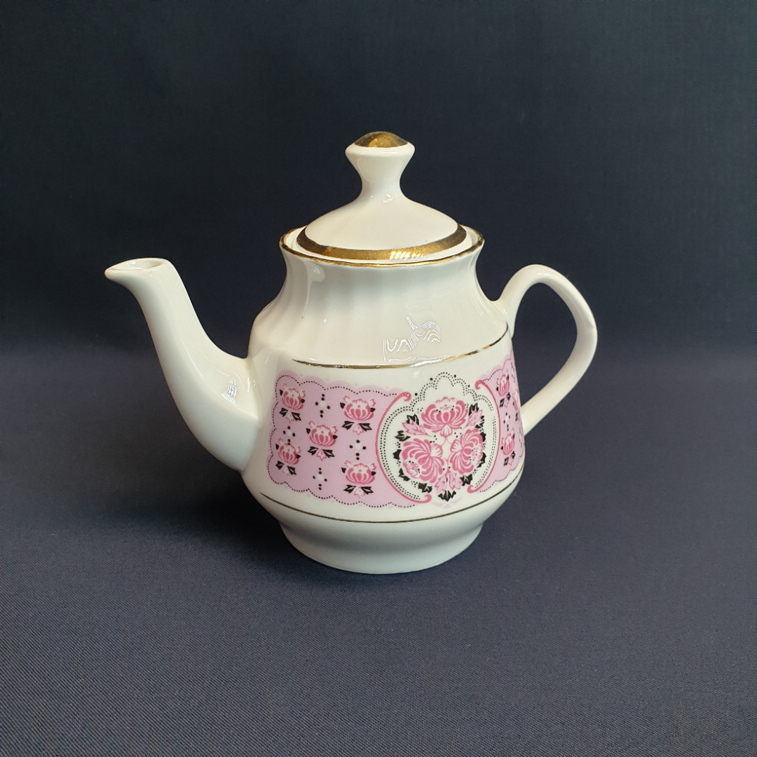 Чайник Рижская фабрика, фарфор деколь позолота 0.6 л, винтаж СССР. Картинка 1