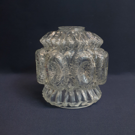 Плафон, стекло, объемный рельеф, диаметр 12 см, высота 13.5 см, диам. посад. места 4 см. СССР.