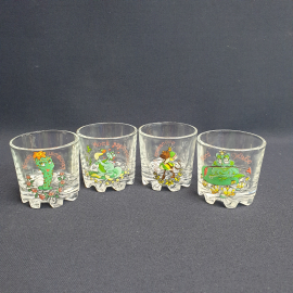 Набор стопок сюжетных 4 шт, стекло, деколь, 50 мл, на одной скол ножки. Винтаж.