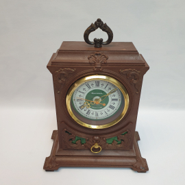 Часы настольные шкатулка "Янтарь", механические, рабочие, пластик. Винтаж, СССР.