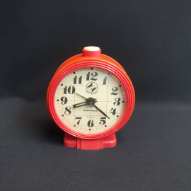 Часы будильник "Янтарь - Алмаз-холдинг", механические, рабочие. Винтаж, СССР.
