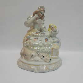 Статуэтка У зеркала , фарфор,автор Мусиенко,роспись высота 25 см, КЭКХЗ, Киев