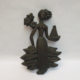 Настенное панно из чугуна "Девушка с корабликом" 17х26 см. Винтаж, СССР.