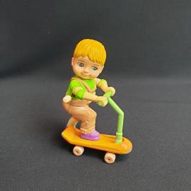 Заводная игрушка девочка на самокате 8х4х11 см, пластик, сломан механизм. Винтаж.