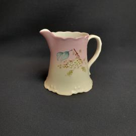 Молочник  товарищество Кузнецова 1917г,розовое крытье,ручная роспись,атиквариат