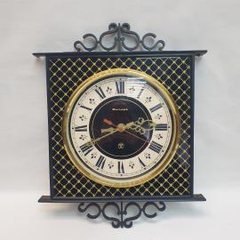 Часы настенные "Янтарь", кварцевые, рабочие, отсут. деталь декора.. Винтаж, СССР.