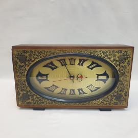 Часы настольные "Янтарь", кварцевые, рабочие, дефект дерева. Винтаж, СССР.