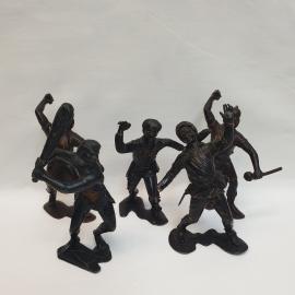 Набор солдатов и неандертальцев 5 шт 70 - 90 ых годов, дефекты, пластик. Винтаж, СССР.