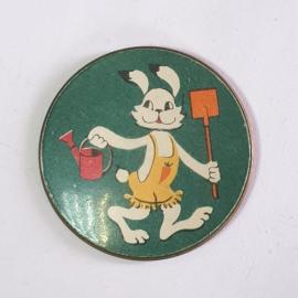 Значок СССР, Заяц с лейкой и лопатой. Коллекционный аксессуар, советский и винтажный.