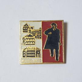 Значок СССР, Куйбышев, здания, фигура человека, красный и белый фон, советский, винтажный.
