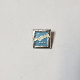 Значок СССР с изображением белой чайки на голубом фоне, квадратный. Советский, винтажный стиль.