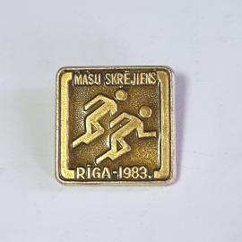Значок СССР. Бегуны Массовый Забег, Рига 1983, ретро спортивная эмблема, советский и винтажный.