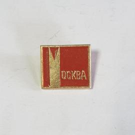 Значок СССР, Москва, буква М на красном фоне, стильный коллекционный предмет, советский, винтажный.