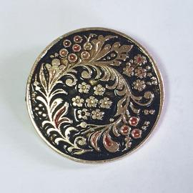 Значок СССР. Металлический с цветочным орнаментом на черном фоне, круглый. Советский и винтажный.