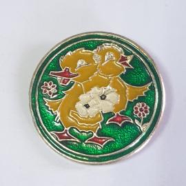 Значок СССР: Утки с цветами на зеленом фоне, детский сюжет, советский дизайн, винтажный, редкий.