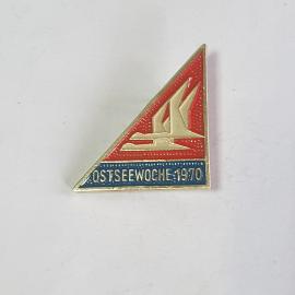Значок СССР. Парусник, Ostseewoche 1970, треугольный, триколор, эмаль, коллекционный. Советский, вин