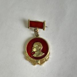 Значок СССР, портрет Ленина окружённый красной эмалью и лавровыми листьями, советский, винтажный