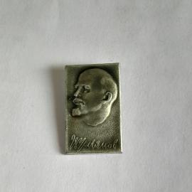 Значок СССР, металлический профиль Ленина, подпись, прямоугольный формат, советский, винтажный.