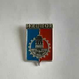 Значок СССР Ижевск, с заводами и шестернёй, на фоне флага города. Советский, винтажный.
