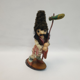 Кукла на спиле дерева Гуцул 20 см, пластик, ткань. Винтаж, СССР.