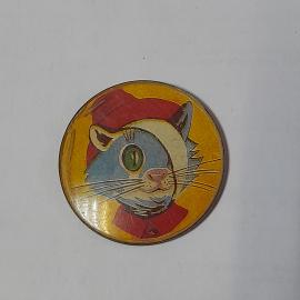 Значок СССР Кот в шляпе с повязкой, красочный мультяшный персонаж, коллекционный. Советский и винтаж