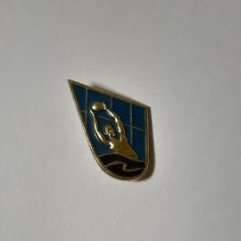 Значок СССР. Водное поло, спортсмен с мячом на голубом фоне. Коллекционный, советский, винтажный.