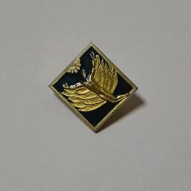 Значок СССР с человеком на золотых крыльях, цветок. Исторический элемент, советский, винтажный.