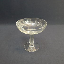 Ваза на фруктовница конфетница фигурной ножке 16 см, стекло, ручная резка, 500 мл. Винтаж, СССР.