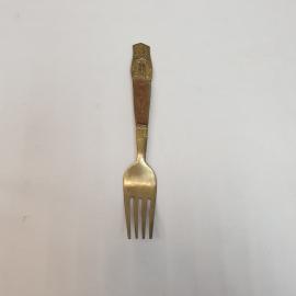 Вилка столовая с рисунком, желтый металл, дерево. Винтаж, Таиланд